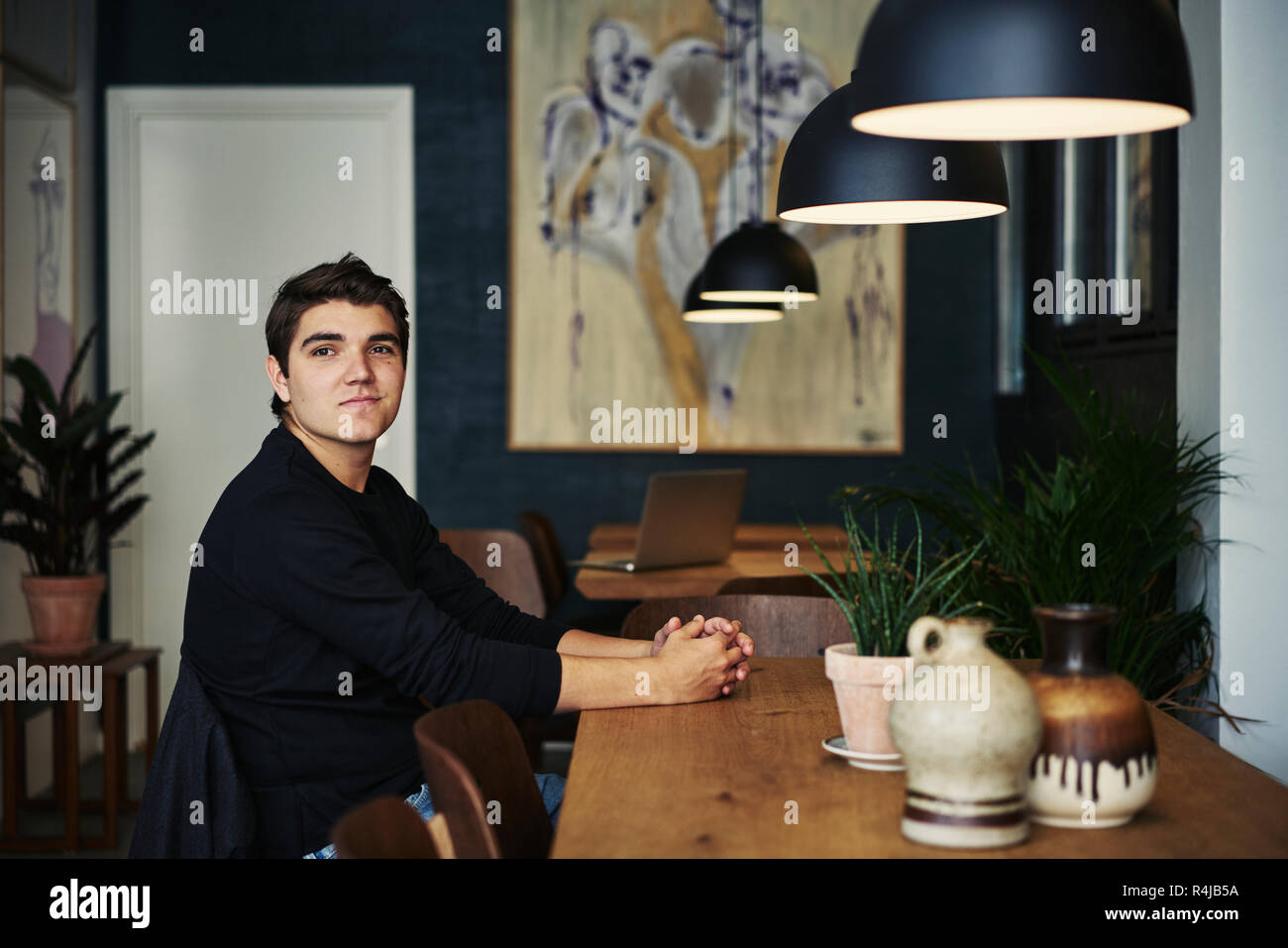 Giovane uomo seduto in un bar di Copenaghen, Danimarca Foto Stock