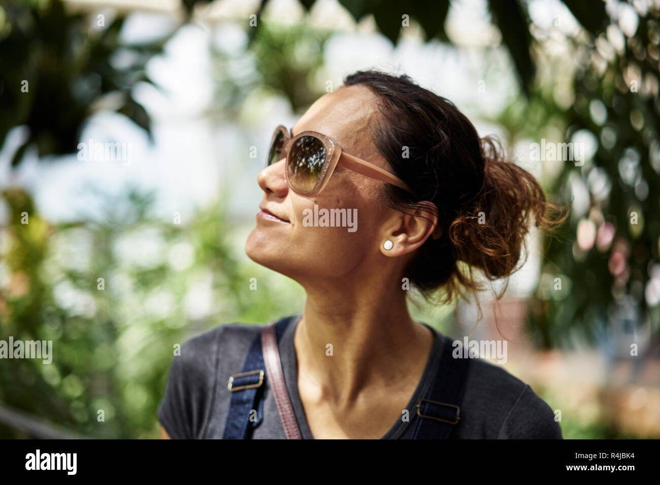 Donna che indossa gli occhiali da sole a Brooklyn, New York Foto Stock