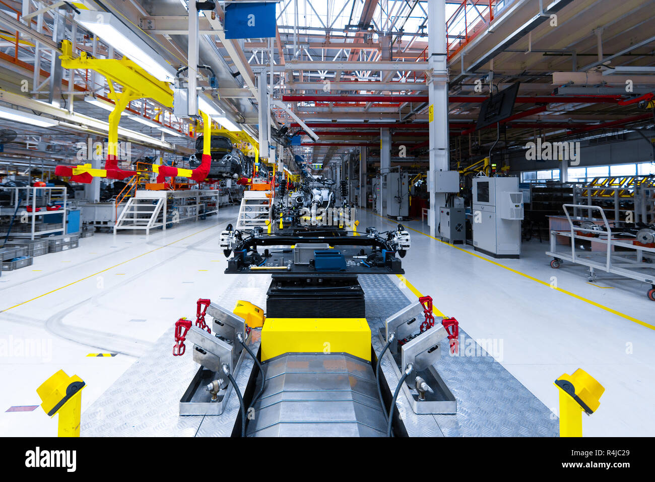 Automotive gruppo meccanico, motore, trasmissione, sospensione e sistema di rottura. Motore automobilistico linea di assemblaggio in produzione. Gruppo auto da parti Foto Stock