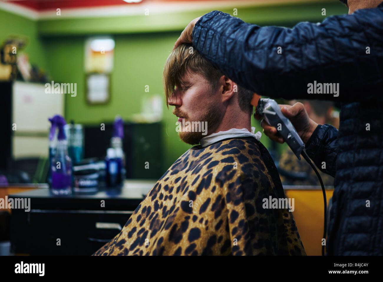 L'uomo getting taglio di capelli in un barbiere in America Foto Stock