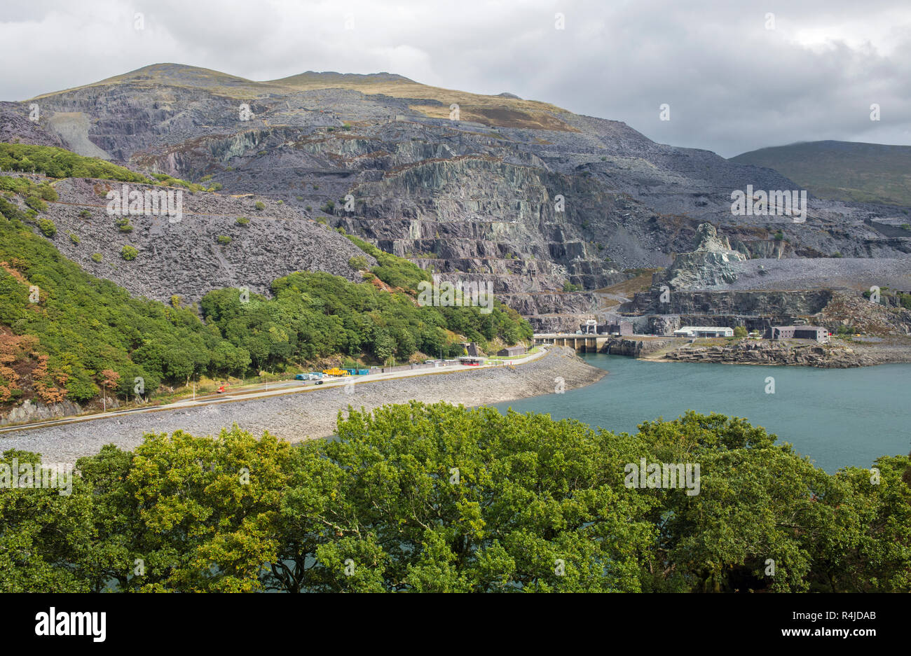 Dinorwig Power Station Llanberis Gwynedd North Wales UK come visto from Dolbadarn Castle. Foto Stock