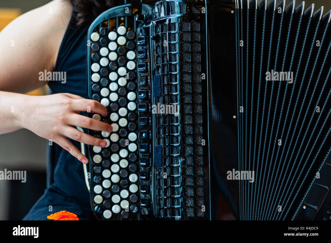 Close-up musicista suona la fisarmonica sul palco. Foto Stock