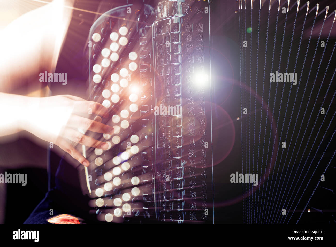 Close-up musicista suona la fisarmonica sul palco. filtro di colore e filtro di luce. Foto Stock