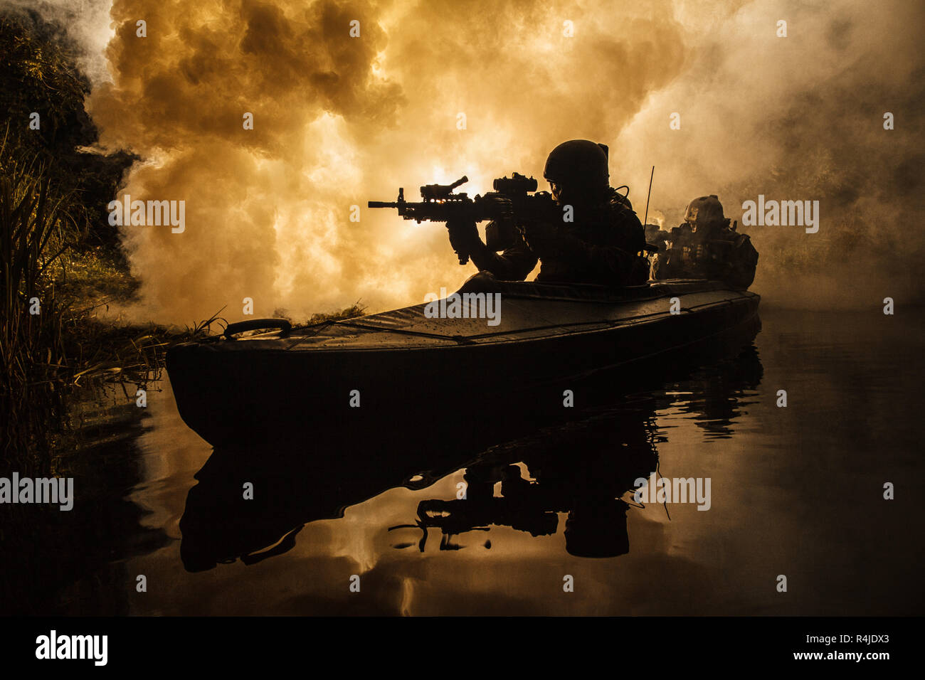 Militanti dell esercito in kayak Foto Stock