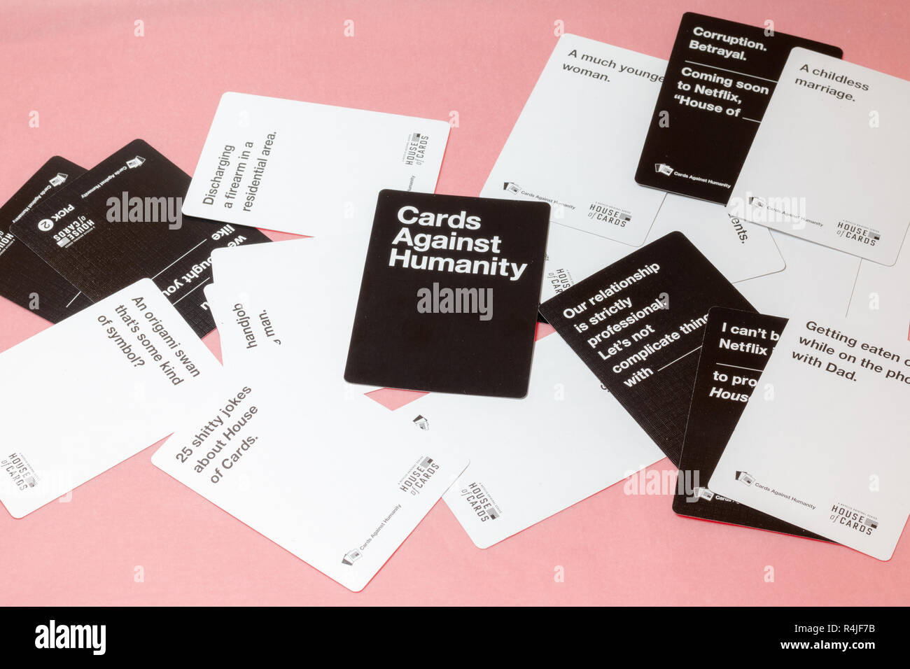 Pila di carte dalle carte contro l umanità card game Foto stock - Alamy