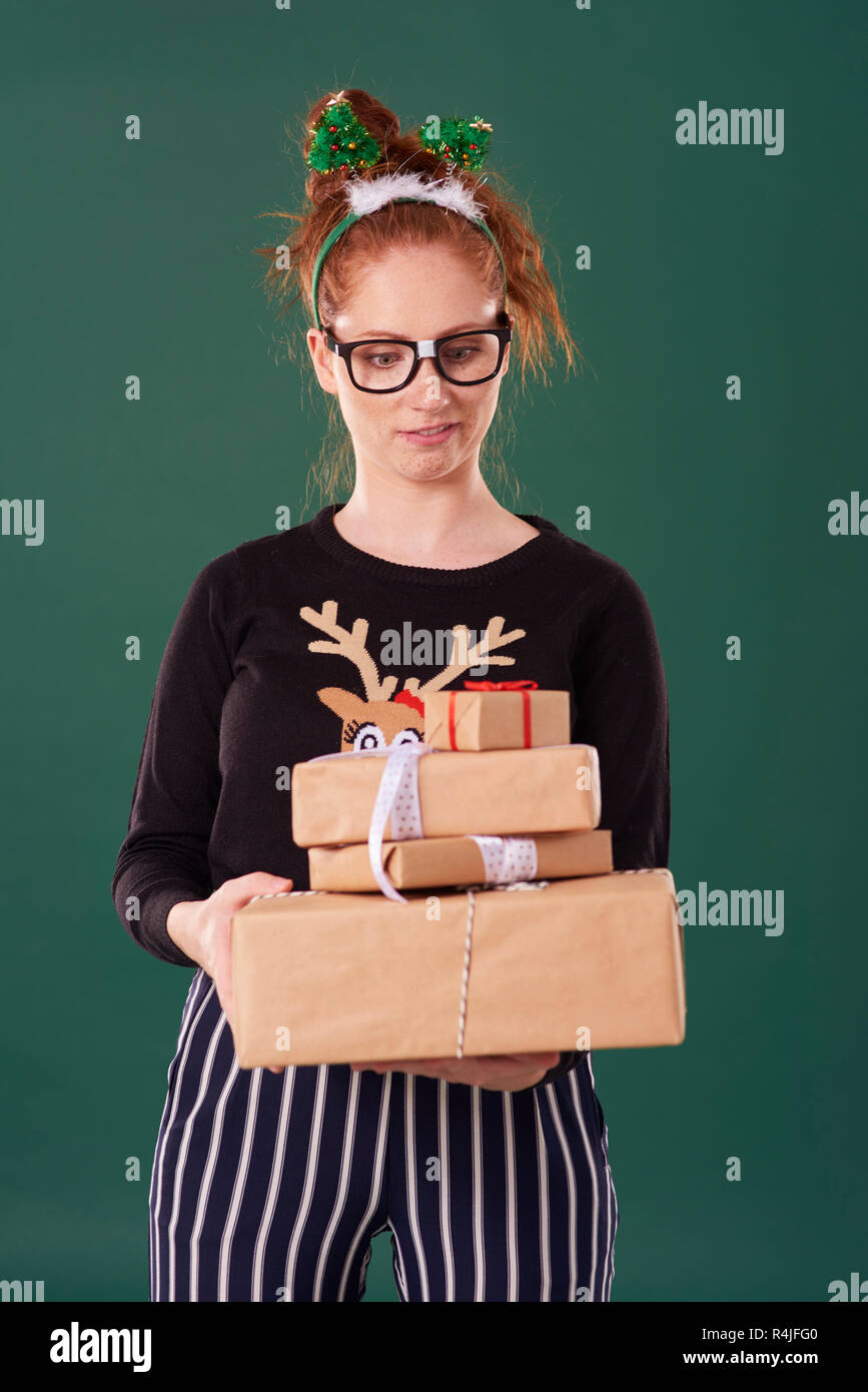 Orinato donna holding pila di regalo di natale Foto Stock