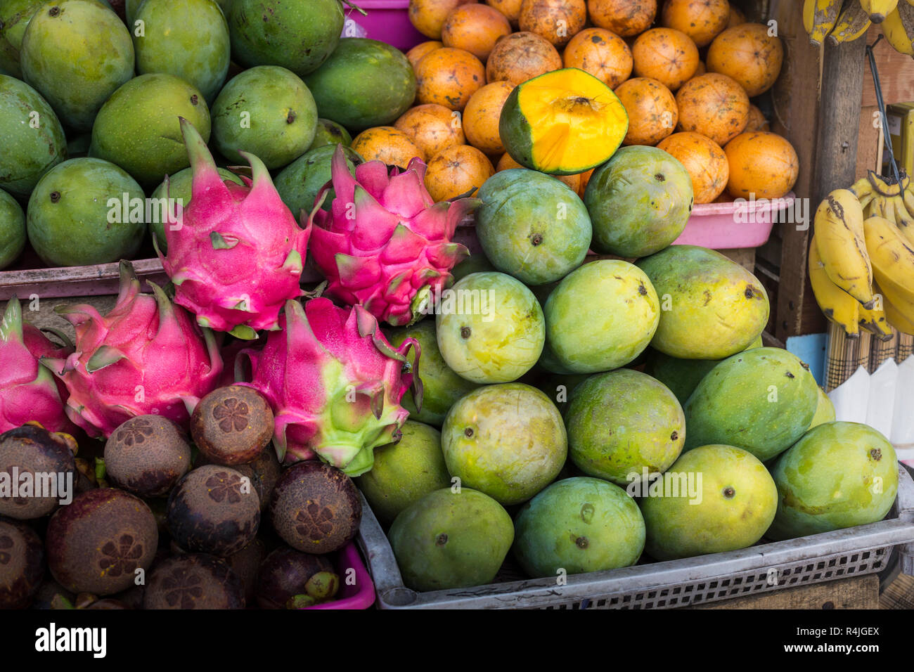 Aperto il mercato di frutta nel villaggio di Bali, Indonesia. Foto Stock