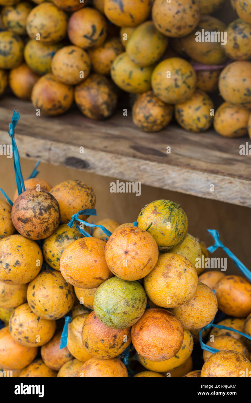 Aperto il mercato di frutta nel villaggio di Bali, Indonesia. Foto Stock