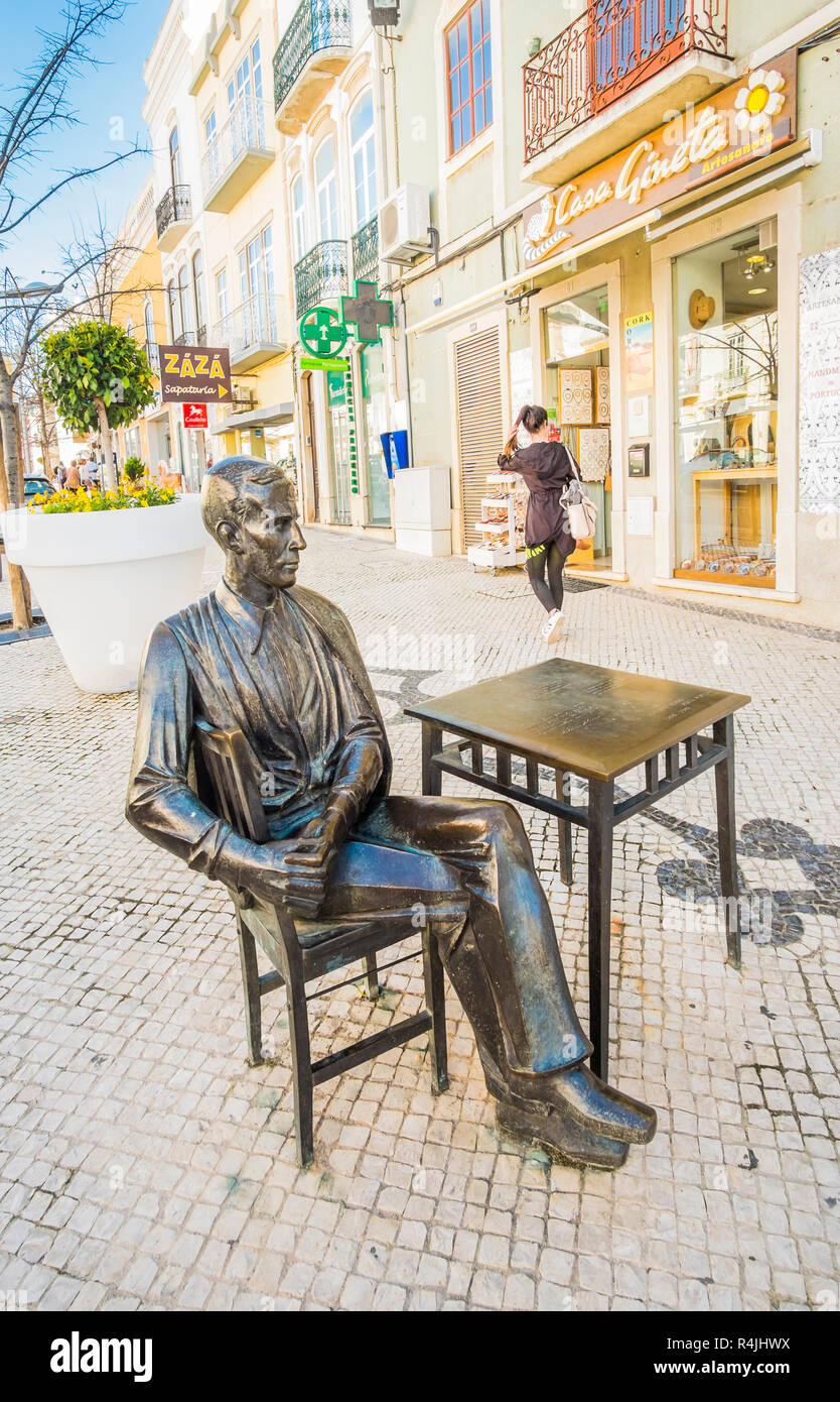 Statua di folk portoghese poeta Antonio Aleixo seduti a un tavolo sul marciapiede davanti al bar 'calcinha' Foto Stock