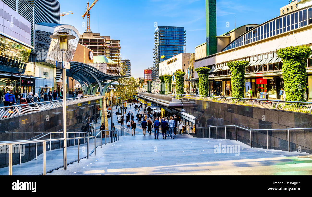 Beursplein shopping street a Coolsingel vicino al World Trade Center nel centro di Rotterdam nei Paesi Bassi Foto Stock