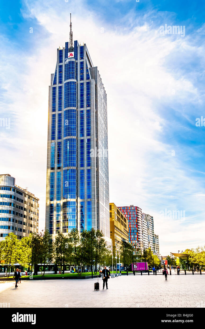 Alto e moderno grattacielo o edificio nel centro della città di Rotterdam a piazza Stazione nei Paesi Bassi Foto Stock