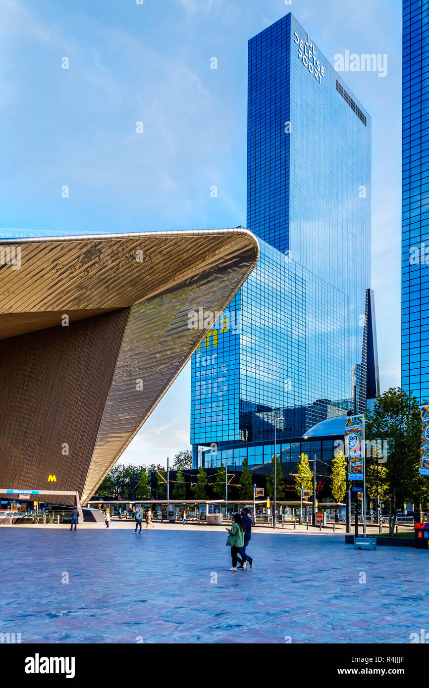 Alto e moderno grattacielo o edificio nel centro della città di Rotterdam accanto la futuristica Stazione Centrale edificio Foto Stock
