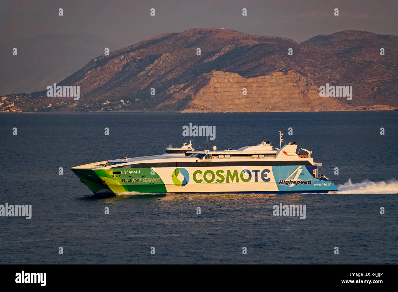 Hellenic Seaways passeggeri e auto, catamarano ad alta velocità 4 al di fuori del porto del Pireo ad Atene Grecia Europa Foto Stock