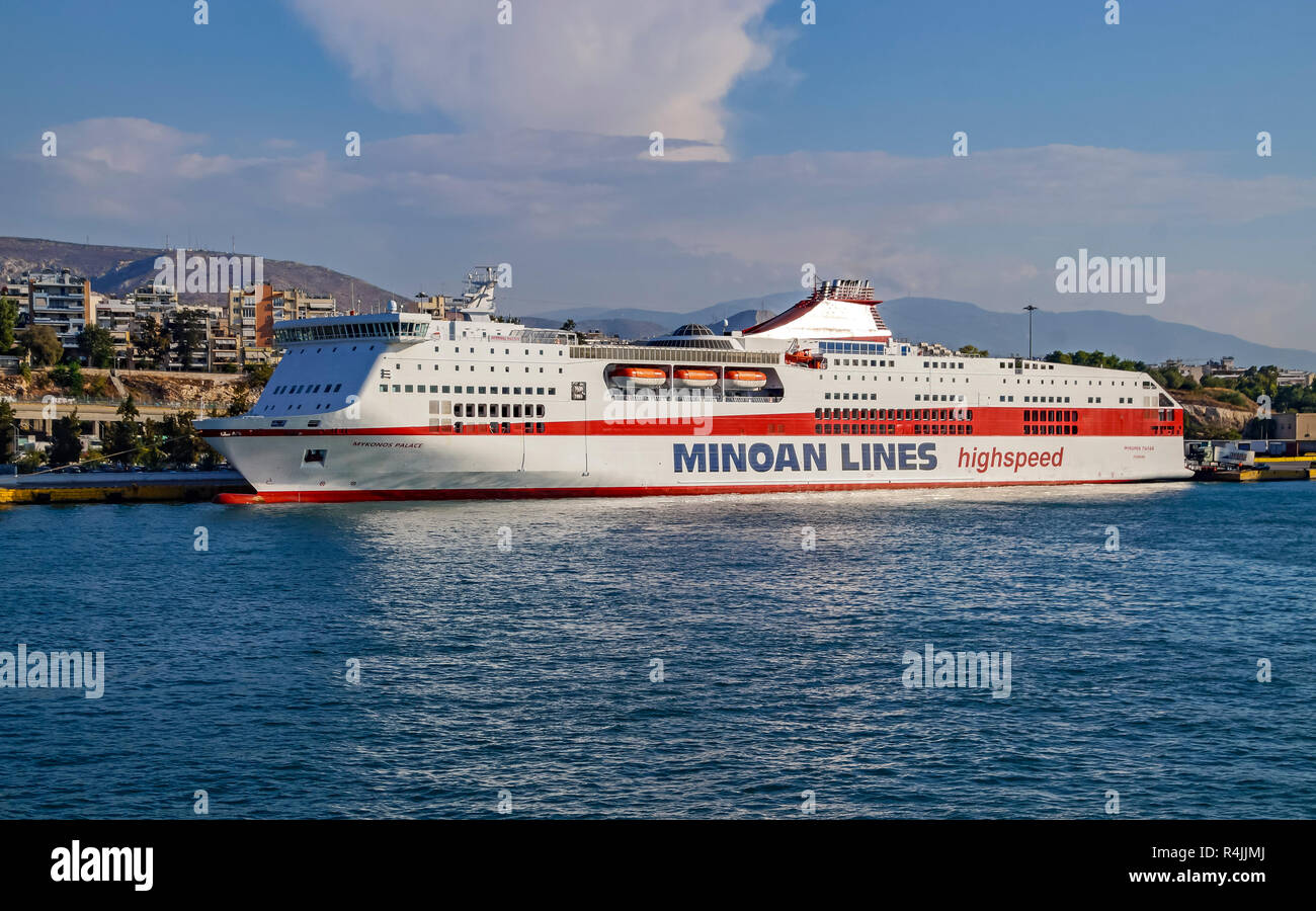 Minoan Lines ad alta velocità e auto per i passeggeri dei traghetti nel porto di Mykonos Palace ormeggiati nel porto del Pireo ad Atene Grecia Europee Foto Stock