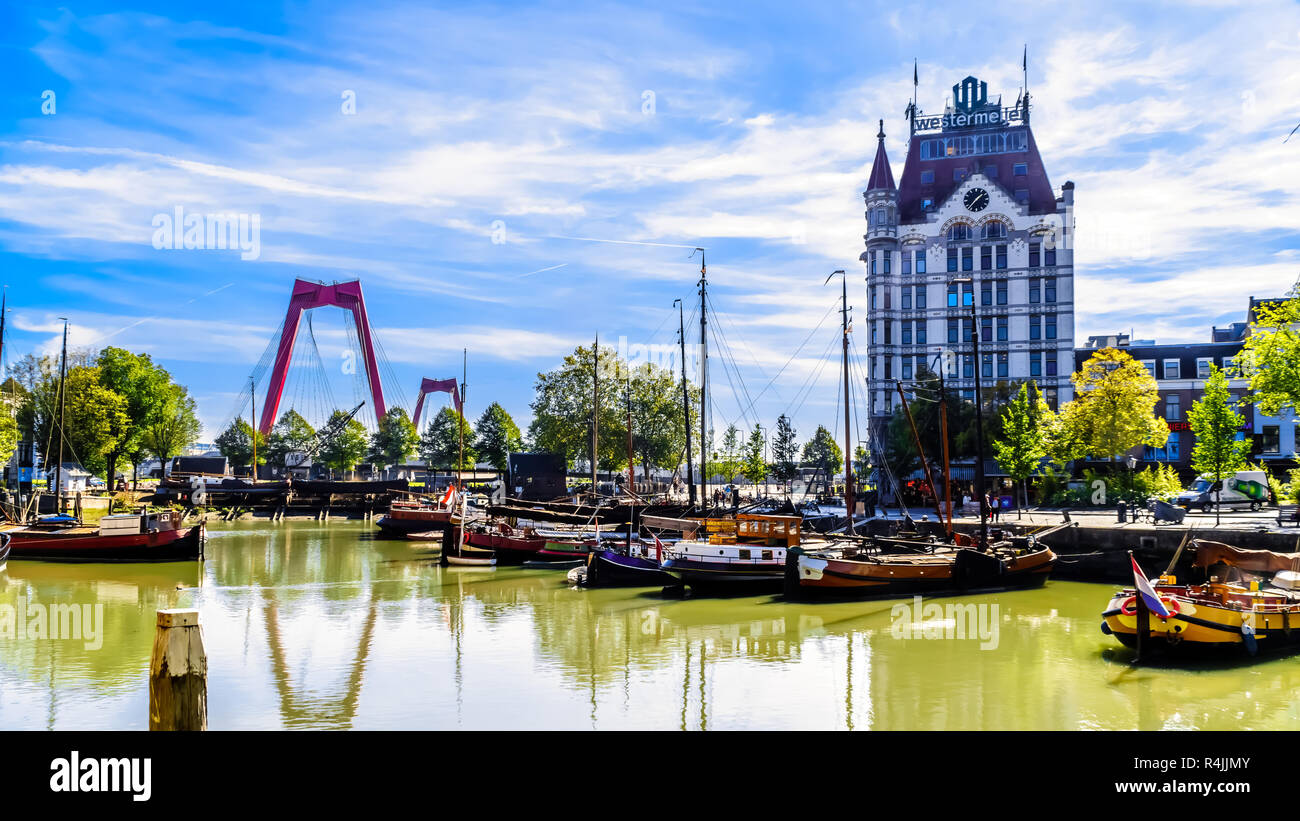Edifici storici e alti edifici moderni nella città di Rotterdam all'Oude Haven canale nei Paesi Bassi Foto Stock
