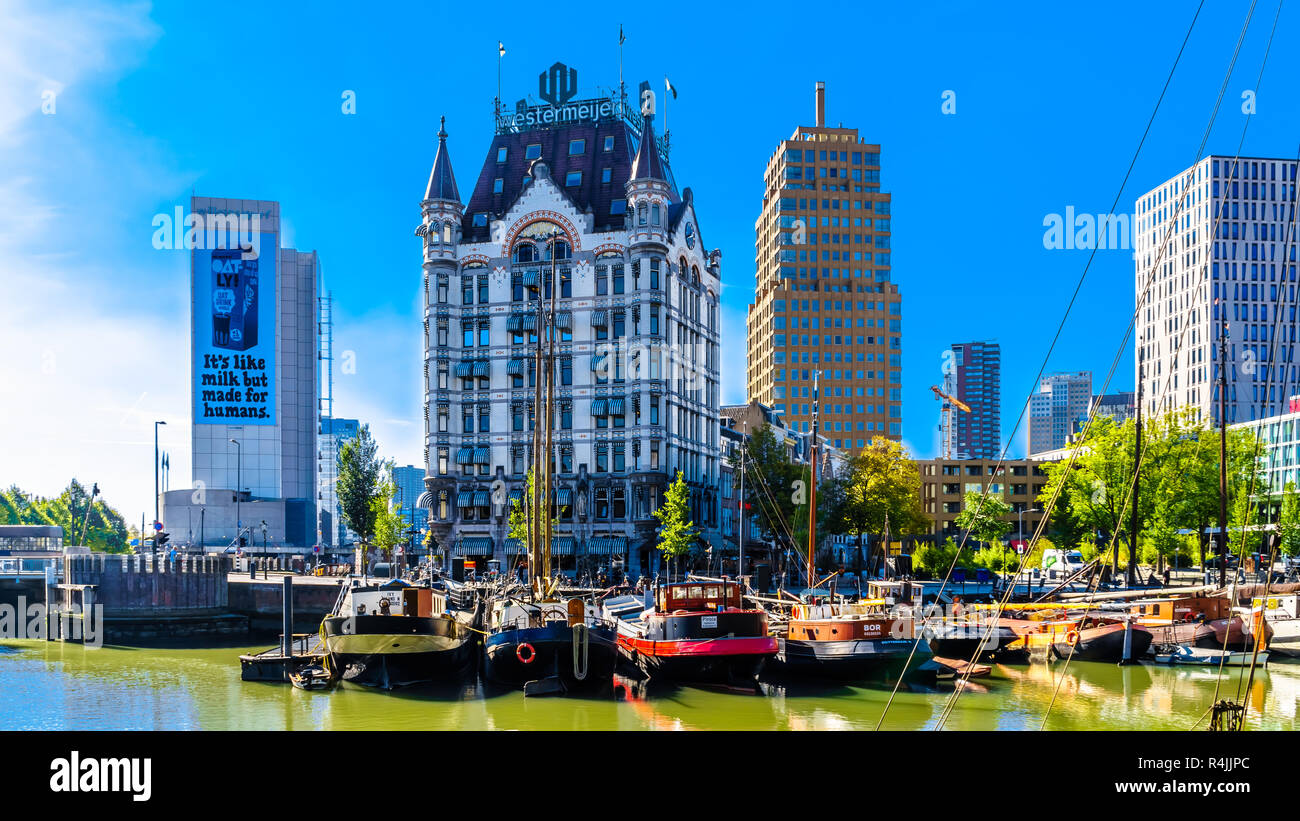 Edifici storici e alti edifici moderni nella città di Rotterdam all'Oude Haven canale nei Paesi Bassi Foto Stock