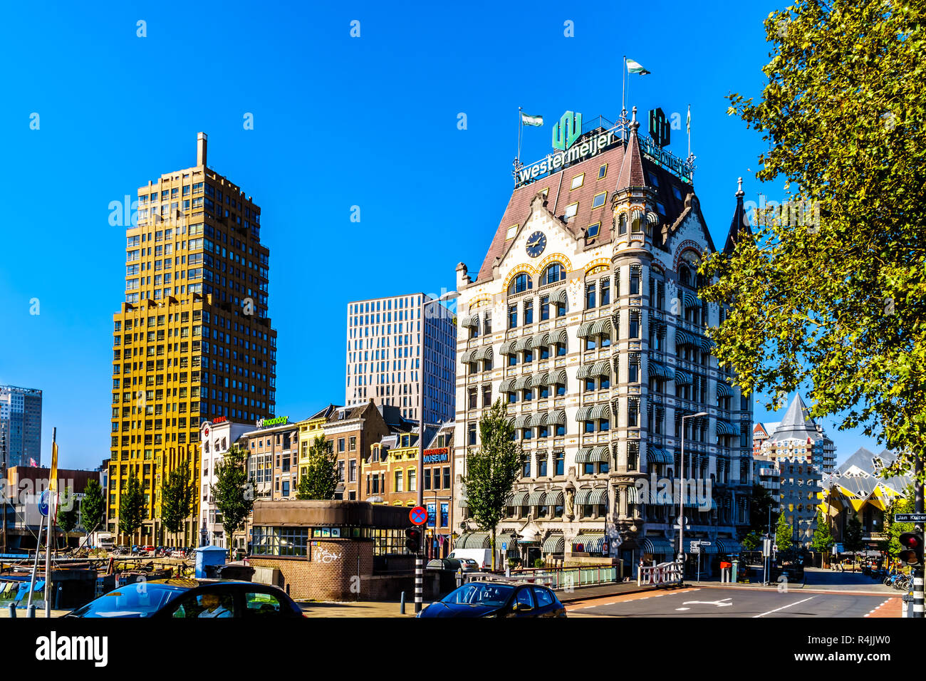 Edifici storici e alti edifici moderni nella città di Rotterdam all'Oude Haven canale nei Paesi Bassi Foto Stock