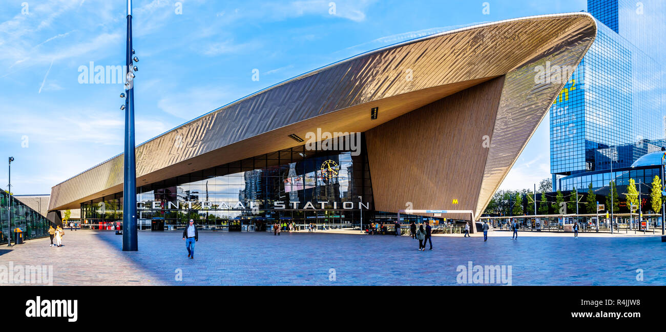 La futuristica forma dell'edificio moderno di Rotterdam stazione ferroviaria centrale nei Paesi Bassi Foto Stock