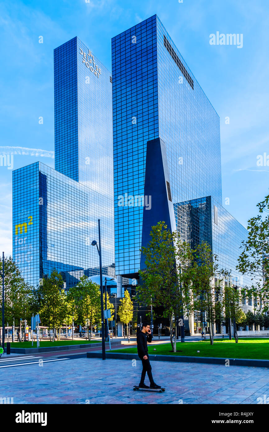 Alto e moderno grattacielo o edificio a station Square nel centro della città di Rotterdam nei Paesi Bassi Foto Stock