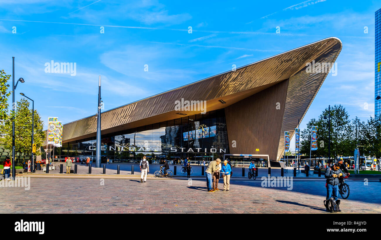 La futuristica forma dell'edificio moderno di Rotterdam stazione ferroviaria centrale nei Paesi Bassi Foto Stock