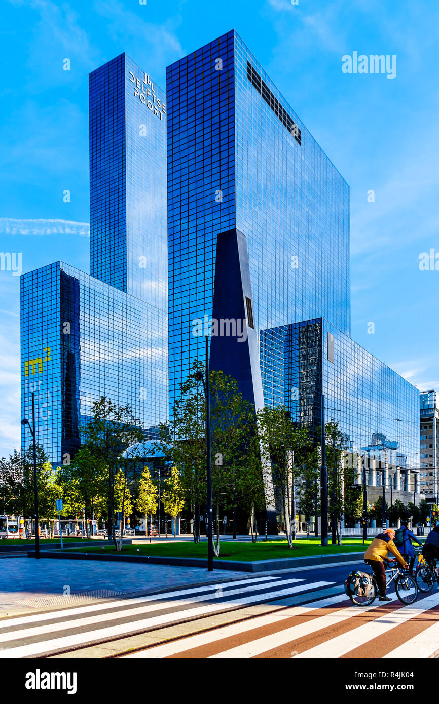 Alto e moderno grattacielo o edificio a station Square nel centro della città di Rotterdam nei Paesi Bassi Foto Stock