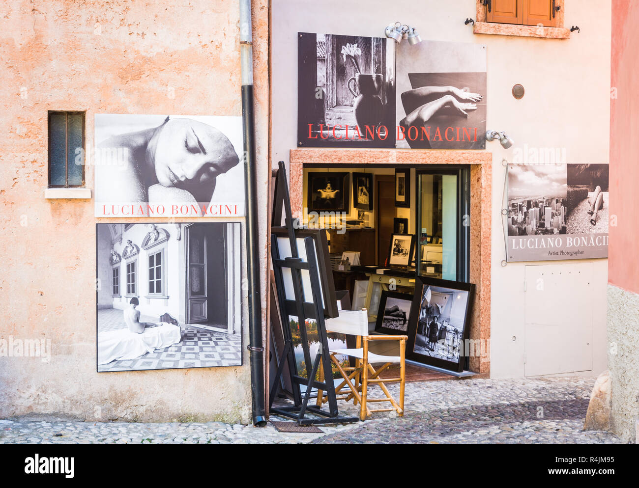 Atelier nel piccolo borgo medievale di Malcesine. Si tratta di uno dei più caratteristici paesi del lago di Garda in provincia di Verona, Italia Foto Stock