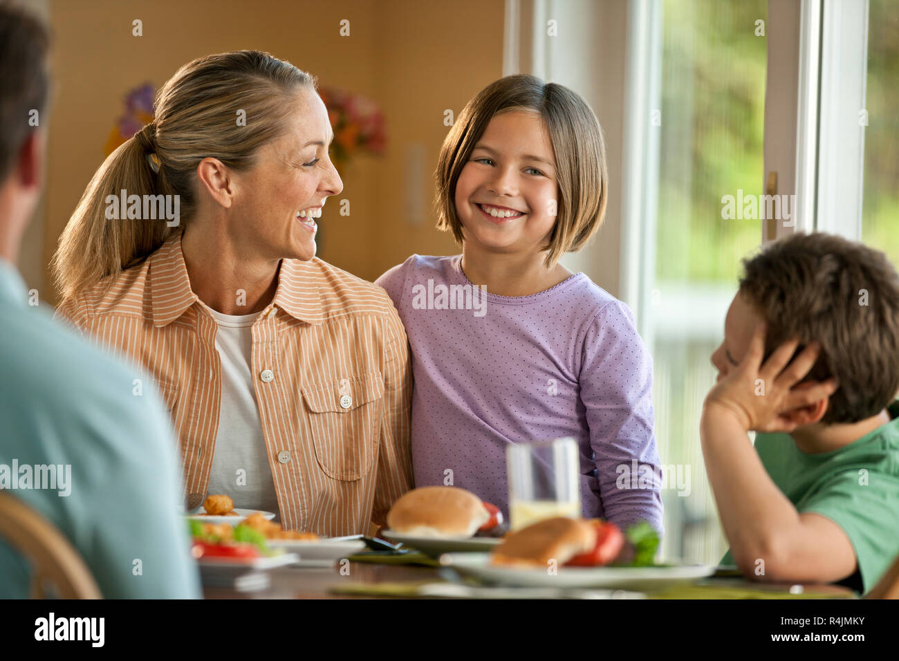 La famiglia felice avendo divertimento per mangiare in un tavolo da pranzo. Foto Stock