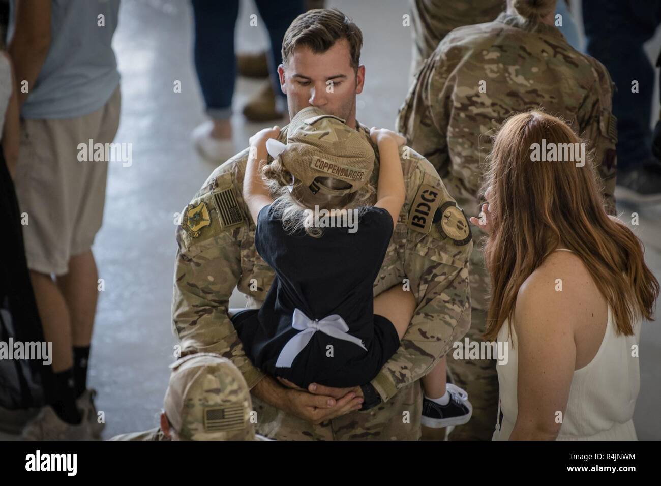 Tech. Sgt. Cliff Coppenbarger, 823d Base Defense Squadron (BDS) leader di squadra, tiene la sua figlia durante una cerimonia di reimpiego, Ott. 26, 2018 a Moody Air Force Base, Ga. La 822d, 823d e 824th BDS è fornire ad alto rischio in vigore e di protezione di base integrati per la difesa expeditionary forze dell'aria. Avieri dal 823d BDS appena tornato a casa dalla conduzione di rilievo-in-luogo negli Stati Uniti Africa teatro di comando mentre gli avieri dal 824th BDS ha preso il loro posto. Foto Stock