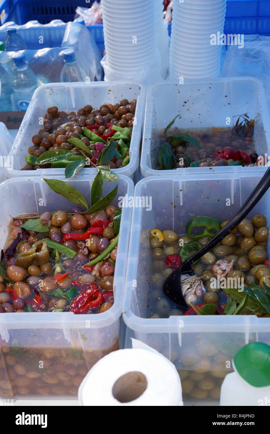 Con paprika,il peperoncino e aglio olive in salamoia - mercato di domenica in Teror attorno alla basilica Foto Stock