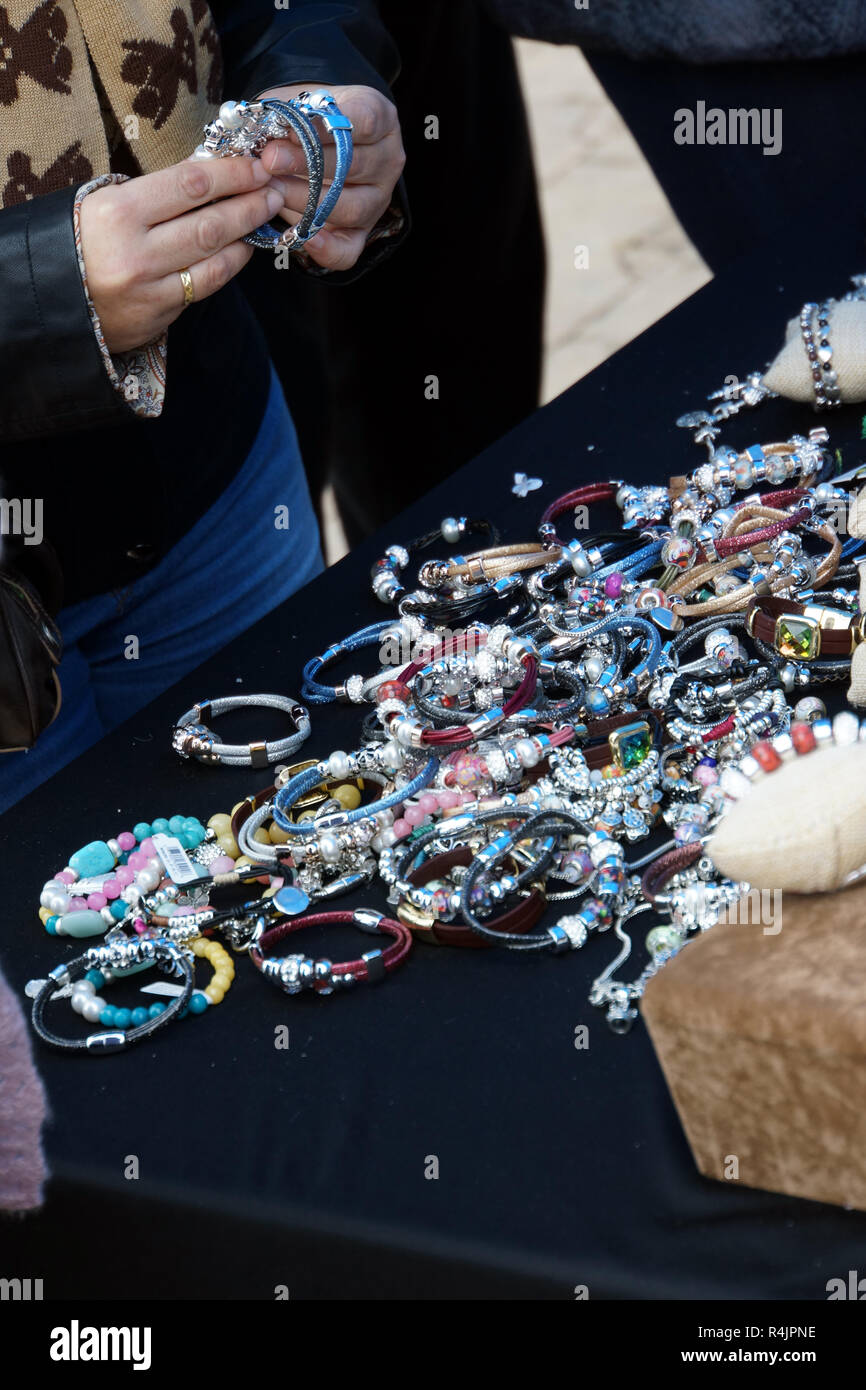 Gioielli - mercato di domenica in Teror attorno alla basilica Foto Stock