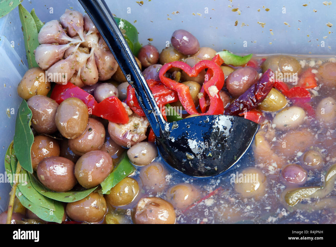 Con paprika,il peperoncino e aglio olive in salamoia - mercato di domenica in Teror attorno alla basilica Foto Stock