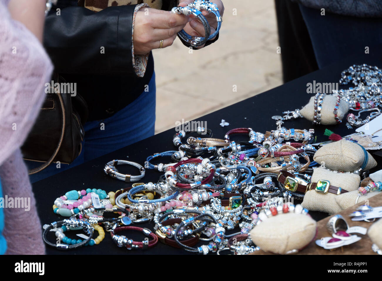 Gioielli - mercato di domenica in Teror attorno alla basilica Foto Stock