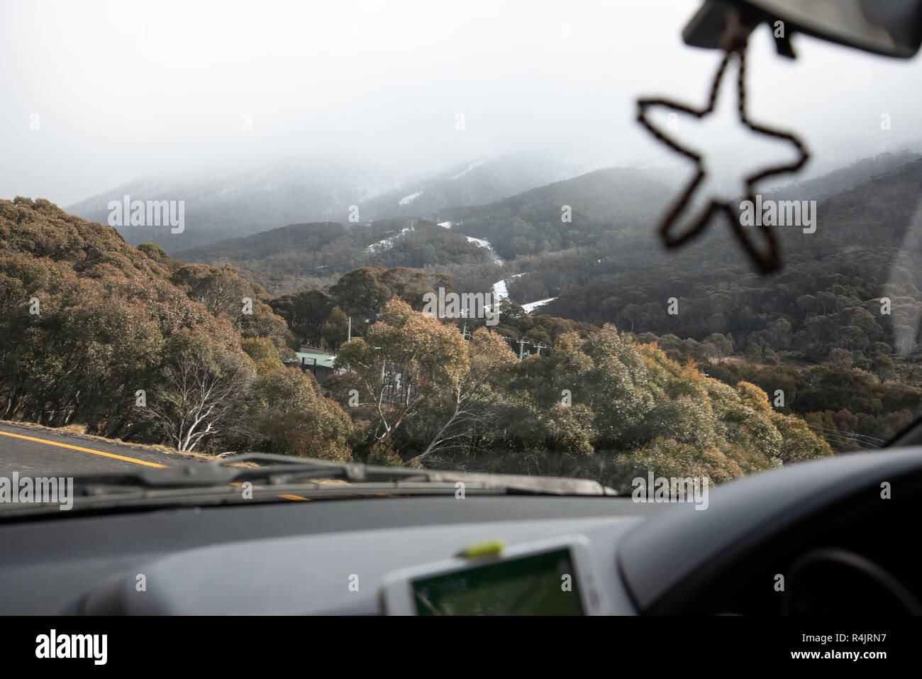 La vista del monte Kosciuszko dalla vettura nel picco della stagione di neve a Thredbo Foto Stock