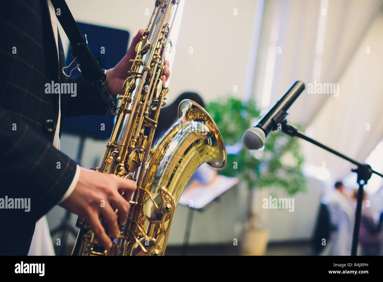 Strumenti musicali, sassofonista mani sassofonista suonare musica jazz. Sax Alto strumento musicale closeup. Foto Stock