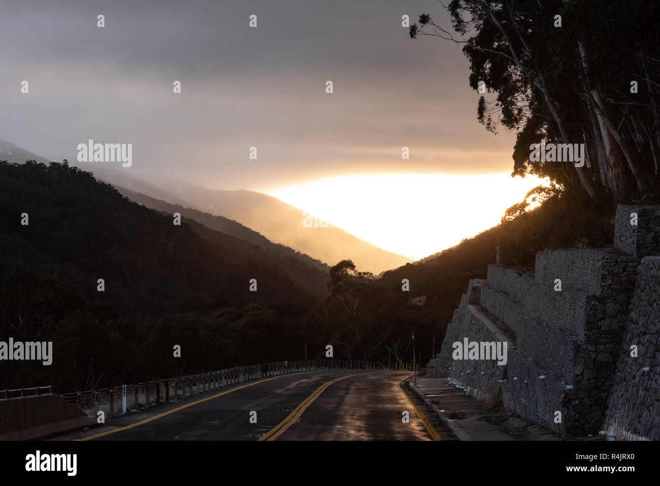 Sunrise all'ingresso superiore di Thredbo Australia Foto Stock