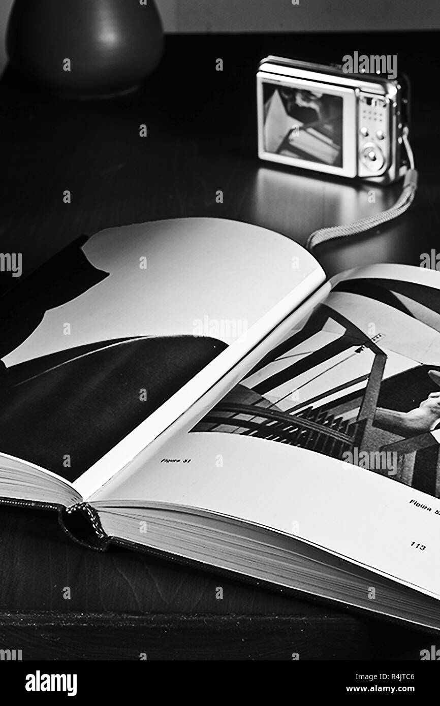 Libro fotografico sul tavolo Foto Stock