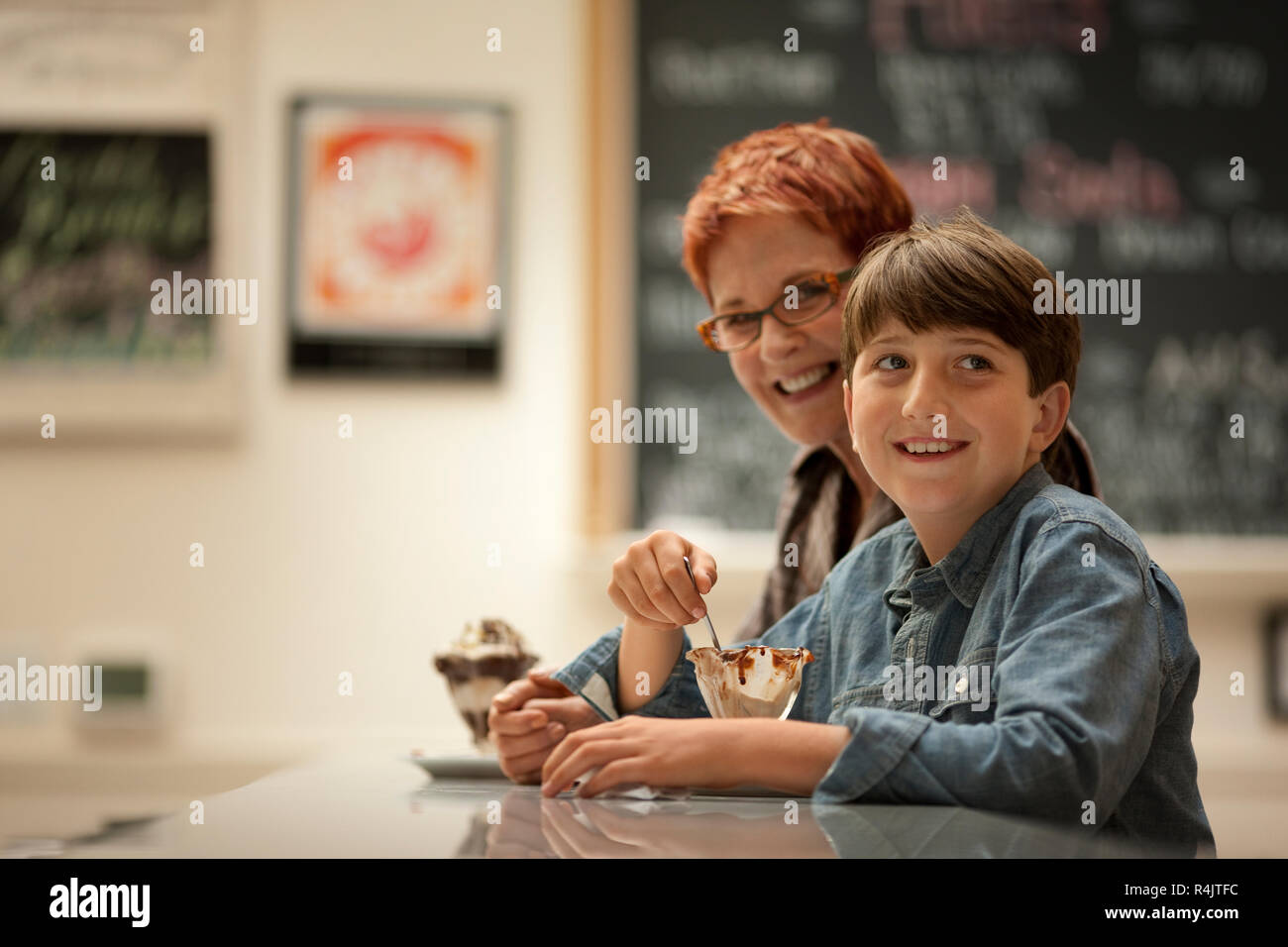 Sorridente madre e figlio godendo di un gelato Gelato. Foto Stock