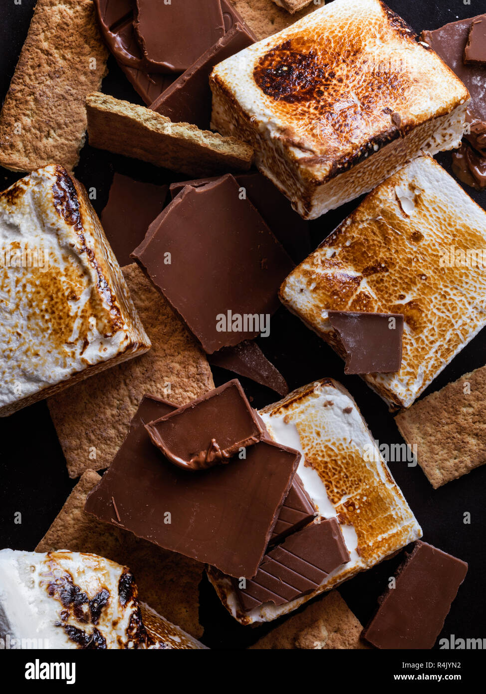 Un mucchio disordinato di fatti in casa, marshmallows tostato, graham cracker pezzi e pezzetti di cioccolato. Foto Stock