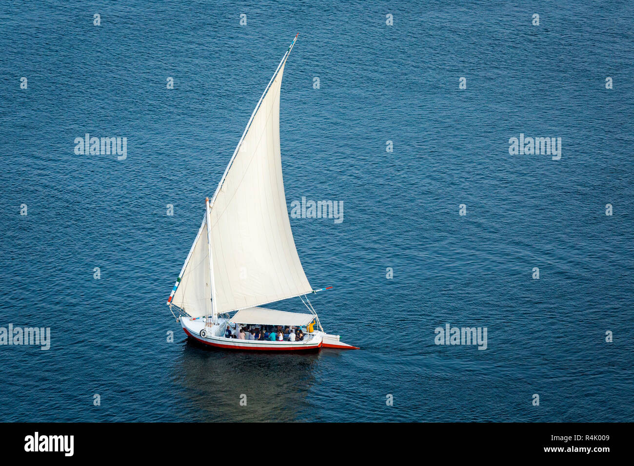 Feluche vela sul Nilo vicino a Aswan, Egitto Foto Stock