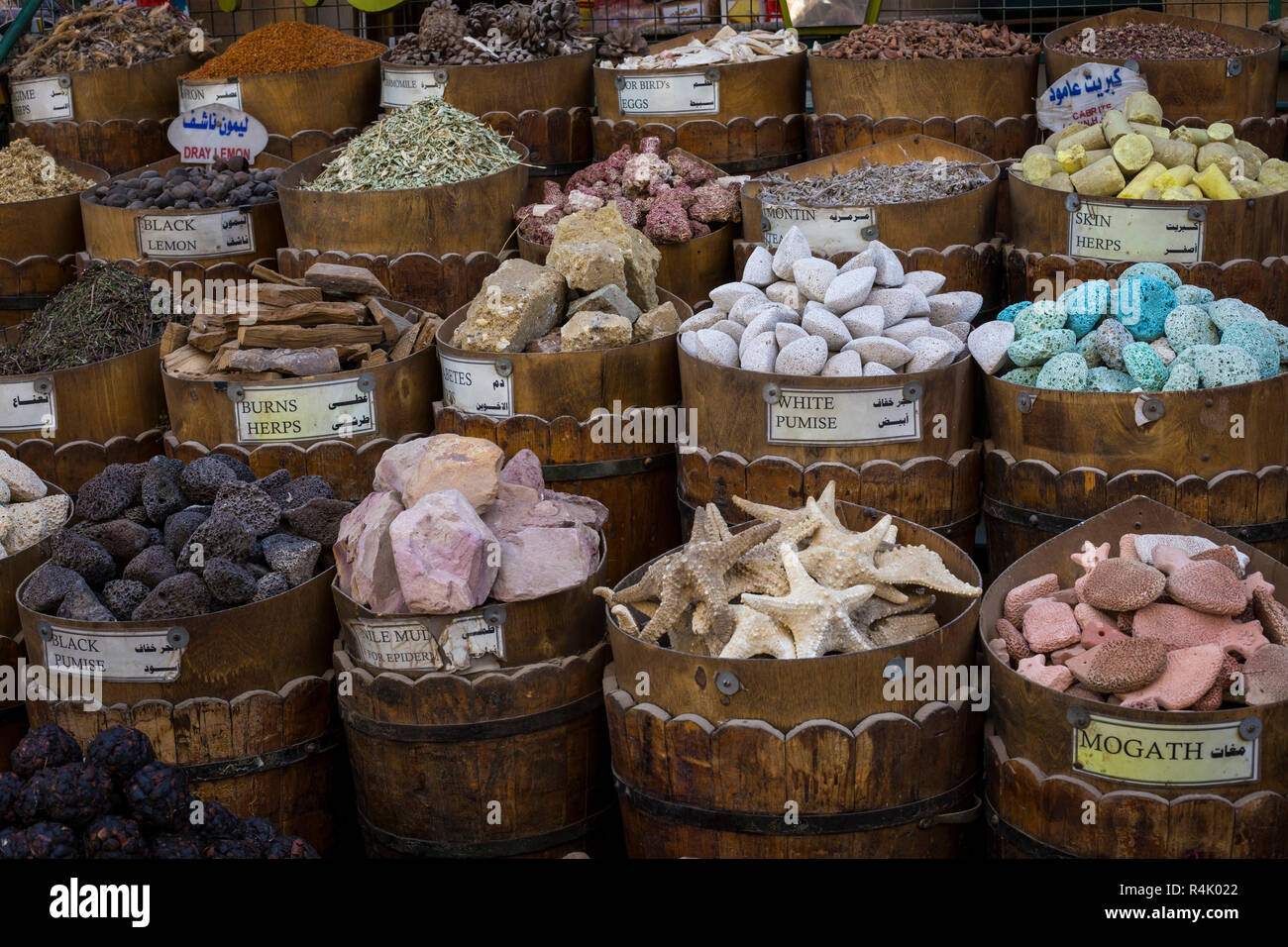 Tradizionale Bazar delle spezie con erbe e spezie in Aswan, Egitto. Foto Stock