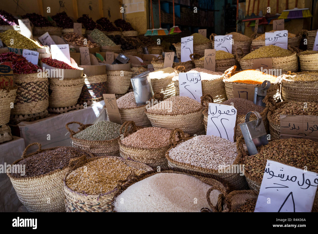 Tradizionale Bazar delle spezie con erbe e spezie in Aswan, Egitto. Foto Stock