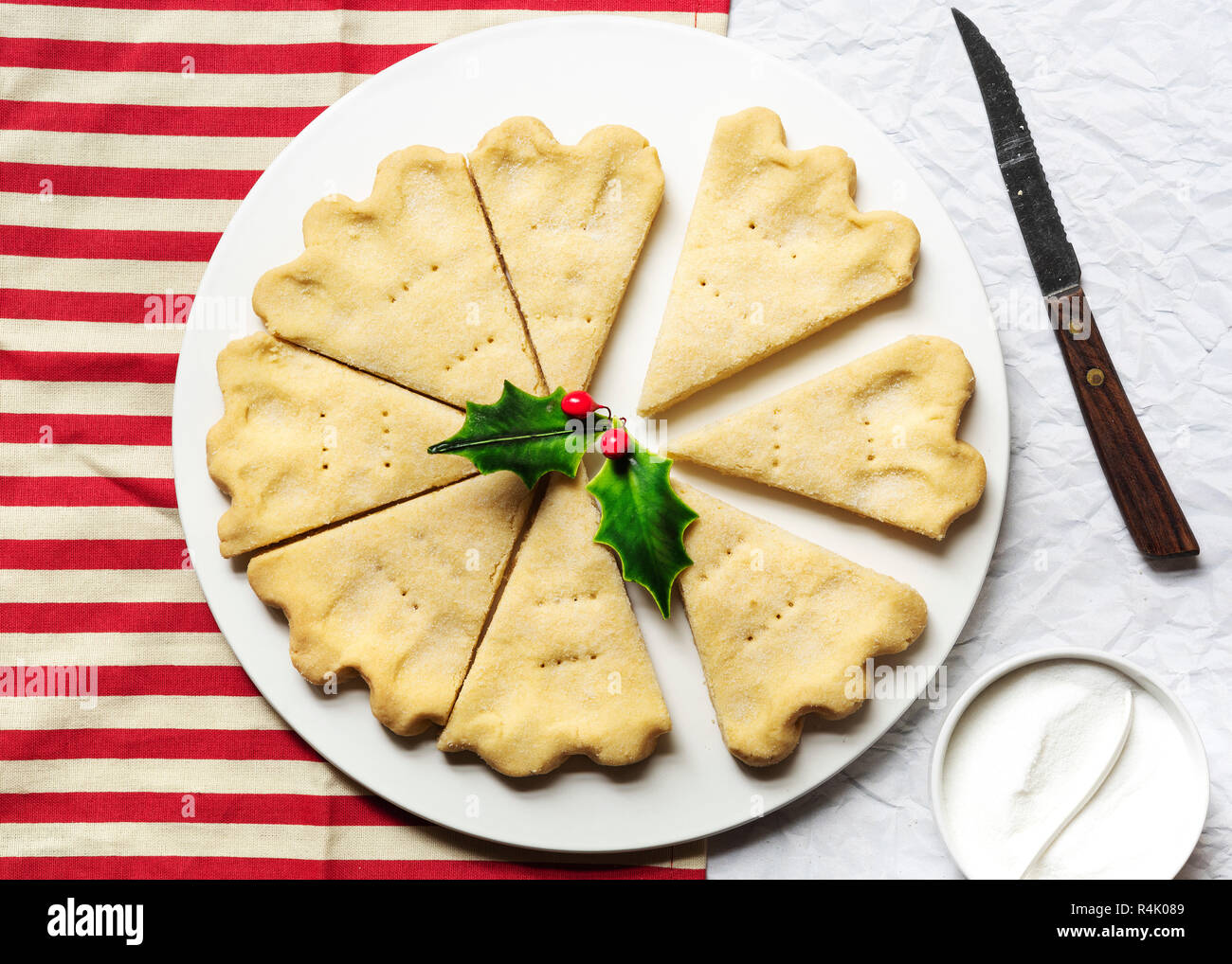 Una piastra di pastafrolla scozzese cunei su una rossa e bianca a strisce di stoffa. Foto Stock