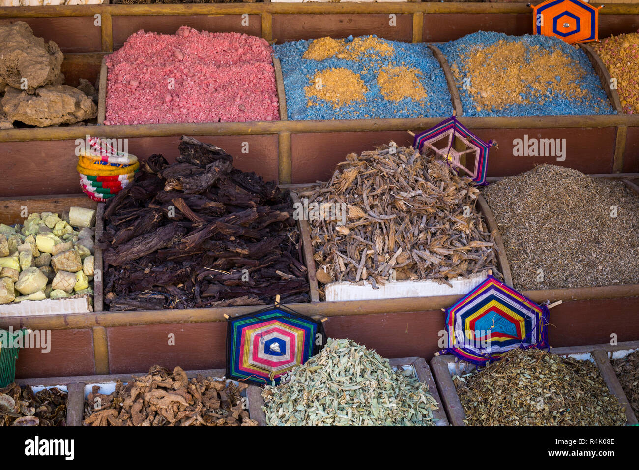 Tradizionale Bazar delle spezie con erbe e spezie in Aswan, Egitto. Foto Stock