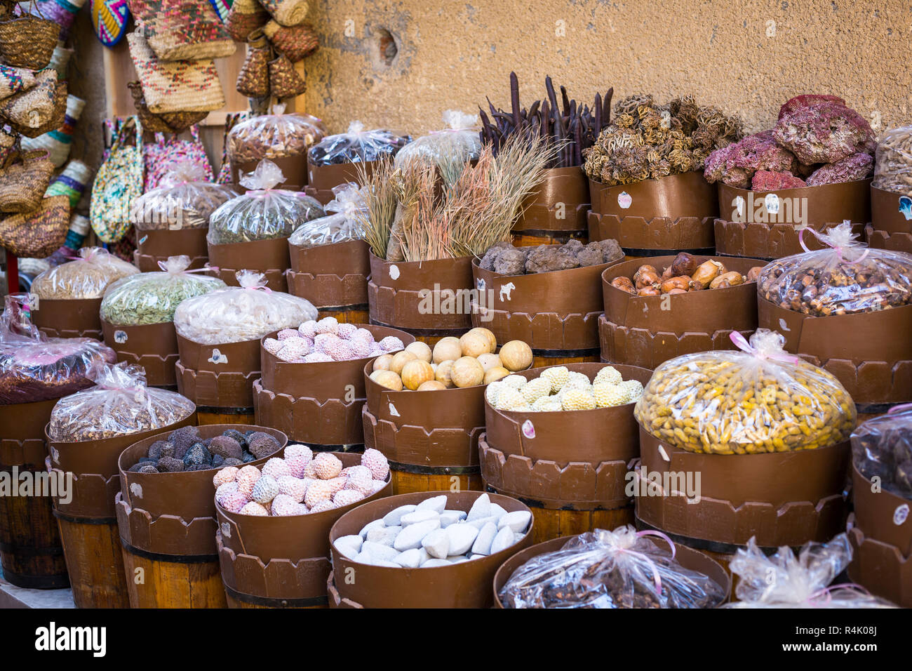 Tradizionale Bazar delle spezie con erbe e spezie in Aswan, Egitto. Foto Stock