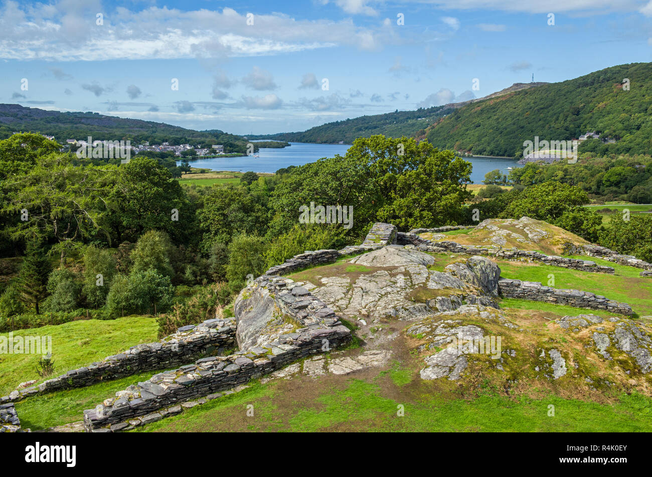 Guardando Llyn Padarn from Dolbadarn Castle vicino a Llanberis, Snowdonia National Park, il Galles del Nord Foto Stock