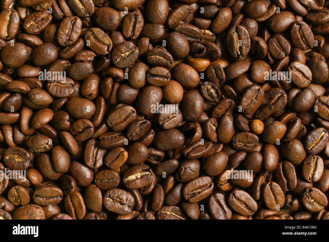 Chicchi di caffè tostati close-up in un piano orizzontale Foto Stock