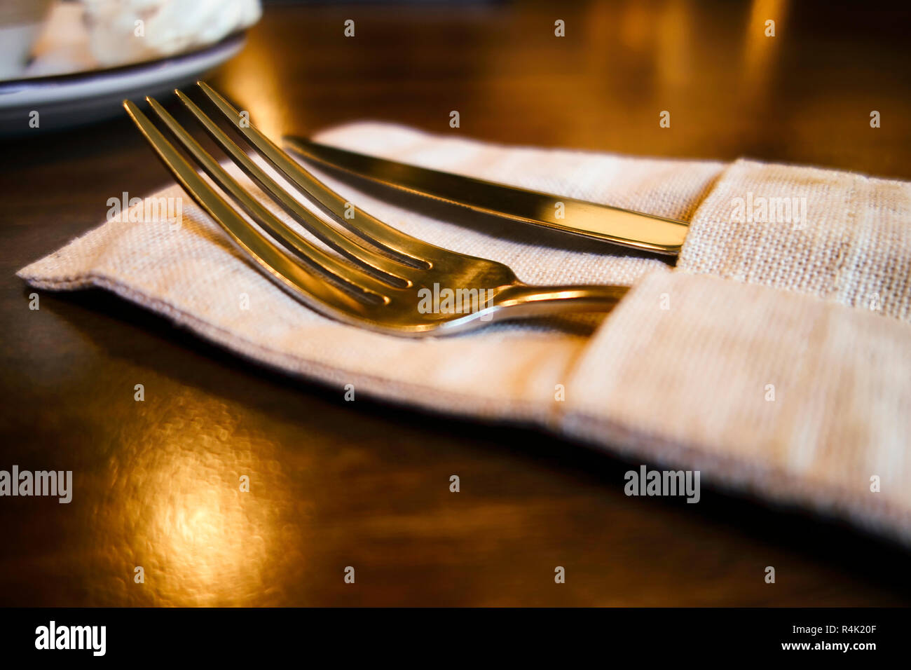 Coltello e forchetta in lino tovagliolo sulla tavola. Foto Stock