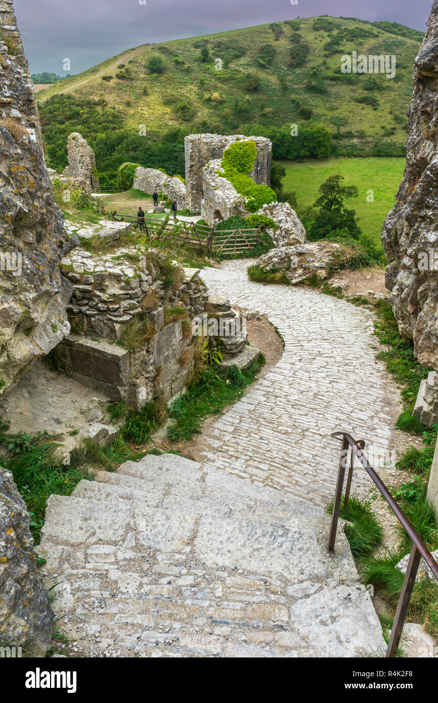 Le storiche rovine di Corfe Castle, nella contea di Dorset, Inghilterra. Foto Stock