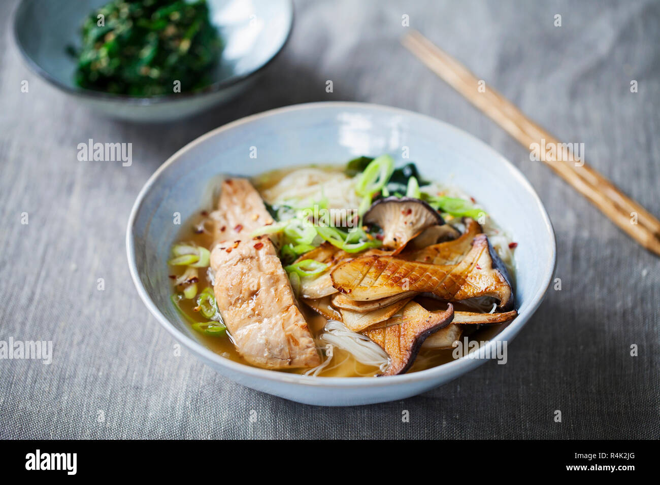 Miso ramen con re funghi Oyster, salmone e riso tagliatelle Foto Stock