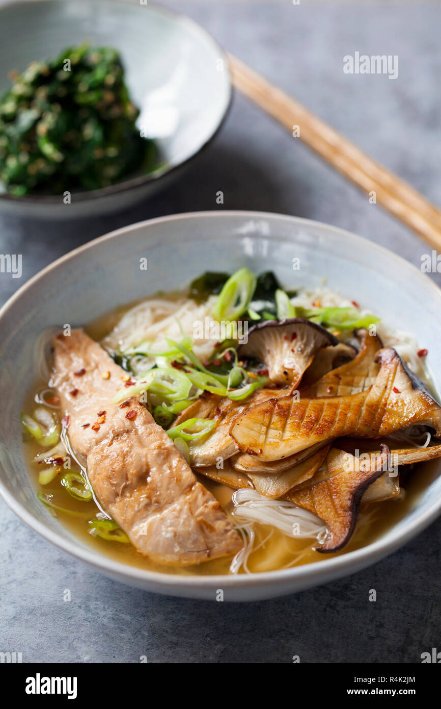 Miso ramen con re funghi Oyster, salmone e riso tagliatelle Foto Stock